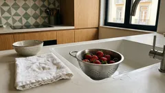 Por que deve manter o cálice dos morangos durante a lavagem (método rápido em 4 passos)