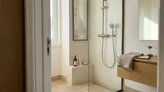 Um duche bem quente sabe pela vida. Mas a pele pode estar a pagar o preço — e há forma de ajustar