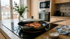 Pizza na frigideira em 6 minutos: o truque da tampa que recupera a base crocante