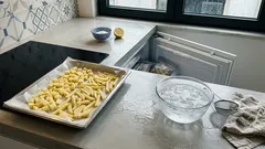 Porque é que as batatas cortadas escurecem no congelador — e o passo de 2 minutos que faz a diferença