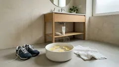 Banho de pés com água morna e limão: quando pode ajudar (e o detalhe que evita irritações)