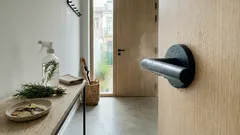 Pulverizar água com alecrim no puxador da porta de entrada: o pequeno gesto que muda o ambiente (e lembra um detalhe na limpeza)